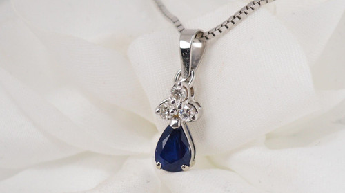 Halskette mit Anhänger aus Weißgold, Saphir und Diamanten