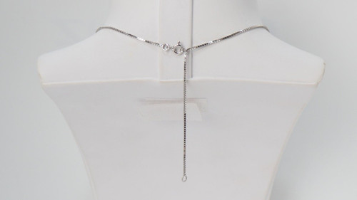 Halskette mit Anhänger aus Weißgold, Saphir und Diamanten