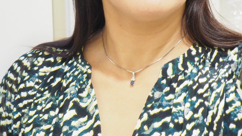 Halskette mit Anhänger aus Weißgold, Saphir und Diamanten