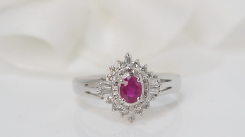 Anello in platino con rubini e diamanti certificati
