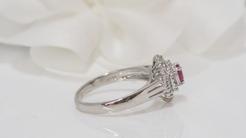 Anello in platino con rubini e diamanti certificati