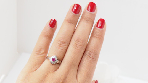 Anello in platino con rubini e diamanti certificati