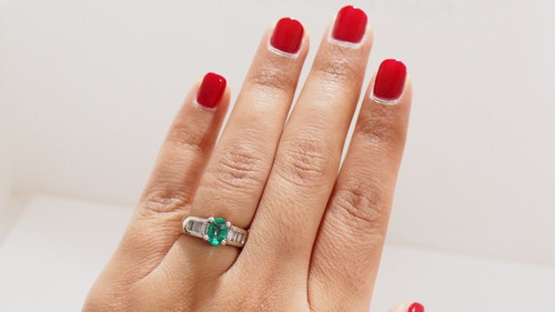 Anello In Oro Bianco, Smeraldo Ovale E Diamanti
