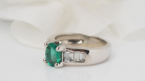 Anello In Oro Bianco, Smeraldo Ovale E Diamanti