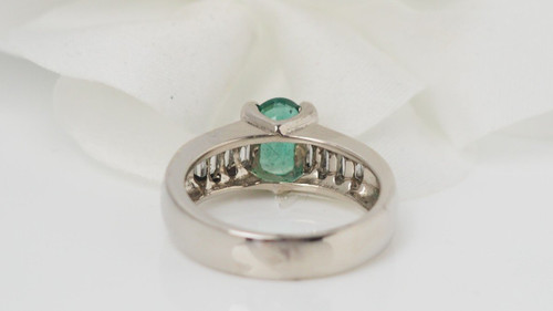 Anello In Oro Bianco, Smeraldo Ovale E Diamanti