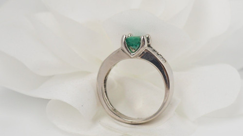Anello In Oro Bianco, Smeraldo Ovale E Diamanti
