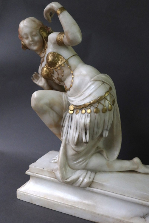 Sculpture en albâtre d'une danseuse orientale, signature JB Laroche