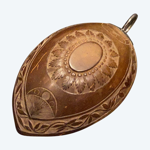 Coupe à boire en noix de coco sculptée