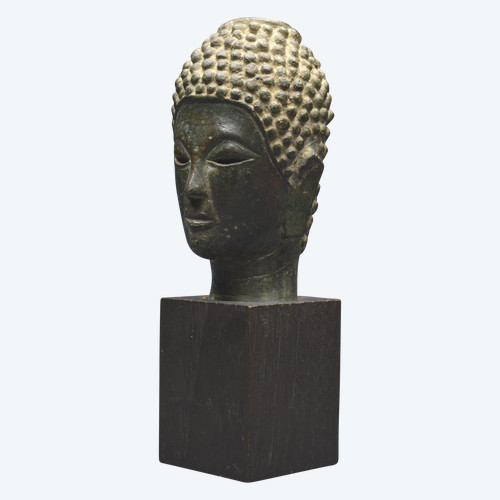 Laos, XVI-XVII secolo, Piccola testa di Buddha in bronzo con patina verde