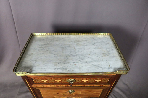 Kleine Kommode im Louis XVI-Stil