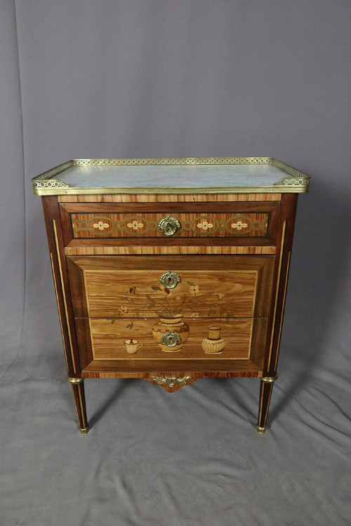 Kleine Kommode im Louis XVI-Stil