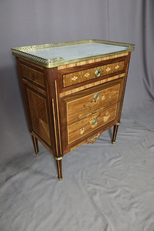 Kleine Kommode im Louis XVI-Stil