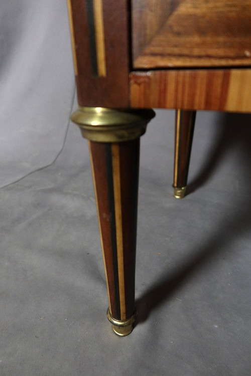 Kleine Kommode im Louis XVI-Stil