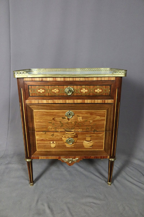 Kleine Kommode im Louis XVI-Stil