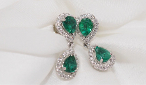 Paire De Pendants d'Oreille En Or Blanc, Emeraudes Et Diamants