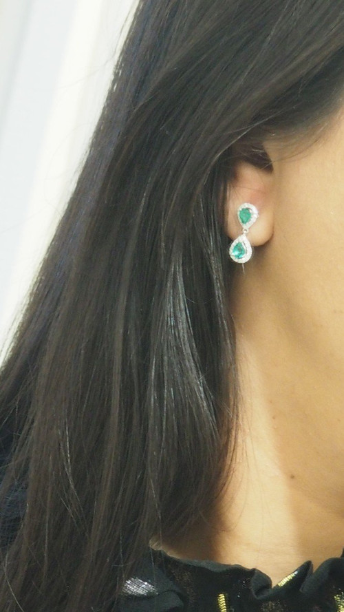 Paire De Pendants d'Oreille En Or Blanc, Emeraudes Et Diamants