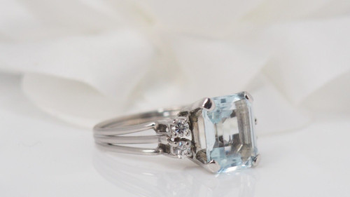 Anello bianco, acquamarina e diamanti