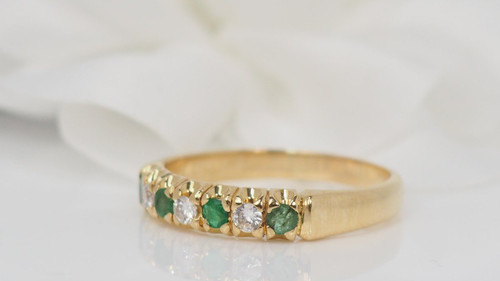 Bague Demi Alliance En Or Jaune, Diamants Et Emeraudes