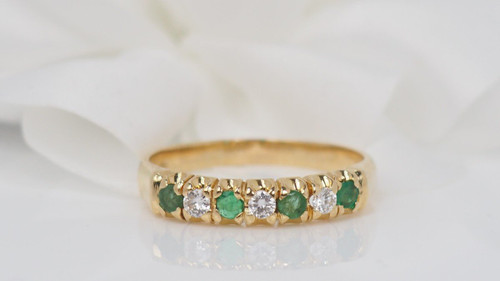 Bague Demi Alliance En Or Jaune, Diamants Et Emeraudes