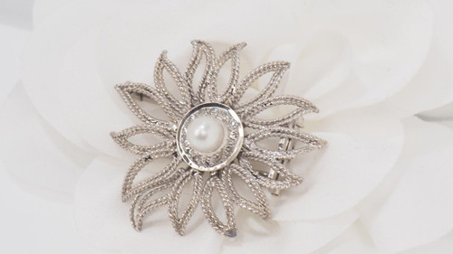 Spilla Fiore Traforata In Oro Bianco, Perla Coltivata E Diamanti