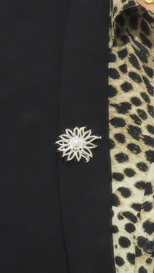 Spilla Fiore Traforata In Oro Bianco, Perla Coltivata E Diamanti