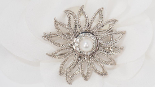Spilla Fiore Traforata In Oro Bianco, Perla Coltivata E Diamanti