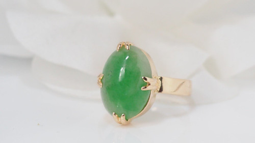 Anello in oro giallo e giada