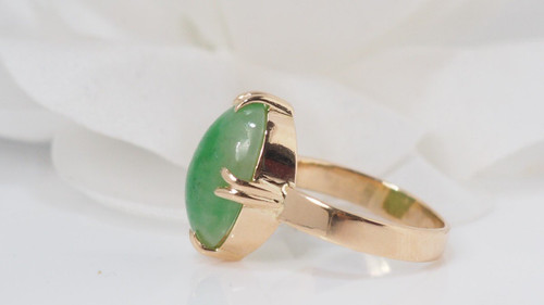Anello in oro giallo e giada