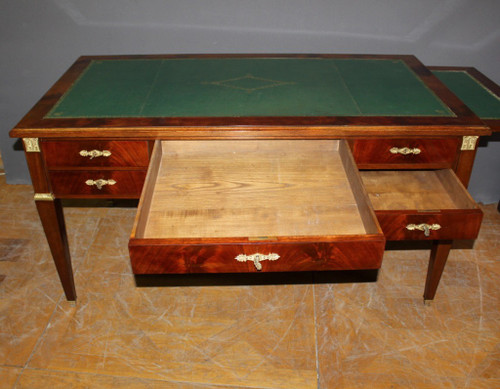 Grande scrivania in stile restauro piatto in mogano XX