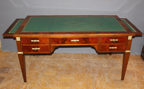 Grande scrivania in stile restauro piatto in mogano XX