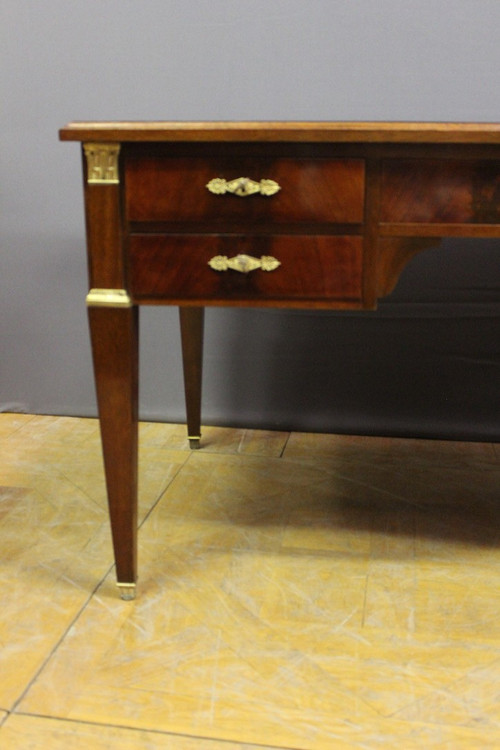 Grande scrivania in stile restauro piatto in mogano XX
