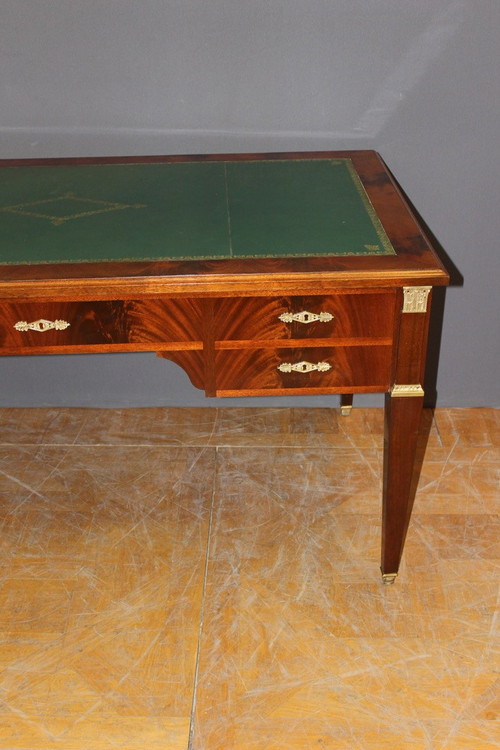 Grande scrivania in stile restauro piatto in mogano XX