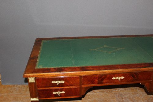 Grande scrivania in stile restauro piatto in mogano XX