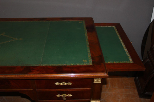 Grande scrivania in stile restauro piatto in mogano XX
