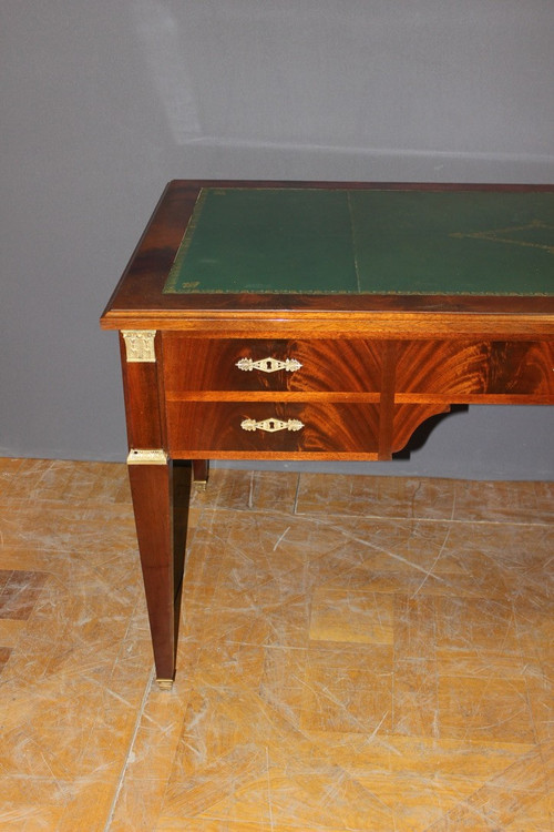 Grande scrivania in stile restauro piatto in mogano XX