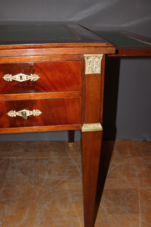 Grande scrivania in stile restauro piatto in mogano XX