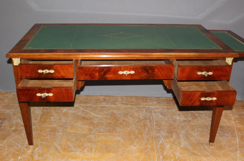 Grande scrivania in stile restauro piatto in mogano XX