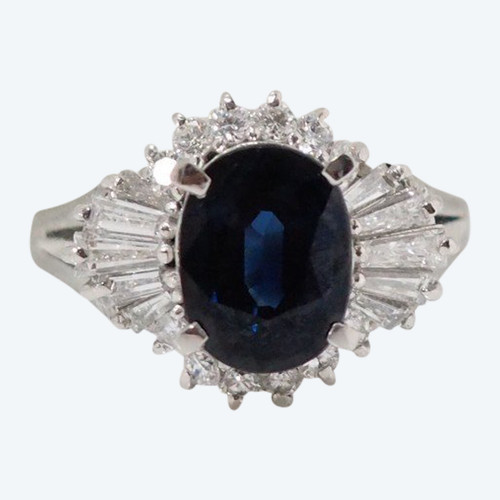 Bague En Platine, Saphir Ovale Trapèzes Et Diamants