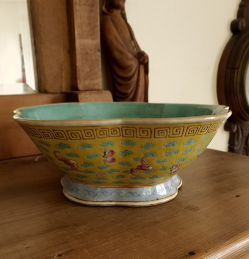 Large 19th c Chinese high-footed 5-lobed bowl, Tongzhi period