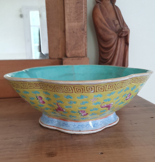 Large 19th c Chinese high-footed 5-lobed bowl, Tongzhi period