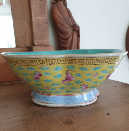 Large 19th c Chinese high-footed 5-lobed bowl, Tongzhi period