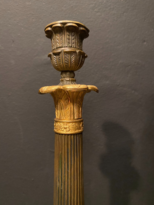 coppia di candelieri in bronzo con due patine
