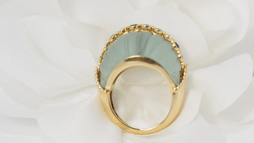 Anello in oro giallo, zaffiri e diamanti