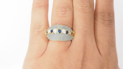 Anello in oro giallo, zaffiri e diamanti