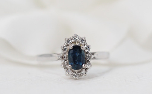 Margeritenring aus Weißgold, Saphir und Diamanten