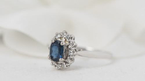 Margeritenring aus Weißgold, Saphir und Diamanten