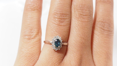 Margeritenring aus Weißgold, Saphir und Diamanten