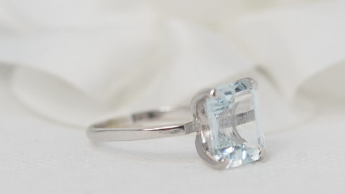 Anello In Oro Bianco E Acquamarina