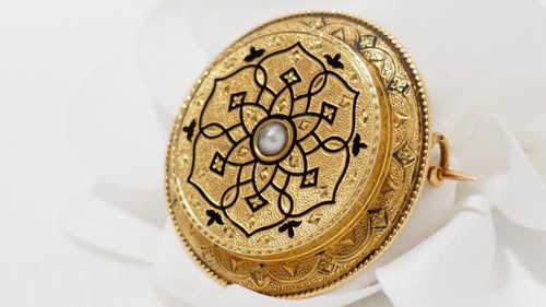 Broche En Or Jaune, émail Noir Et Perle Fine