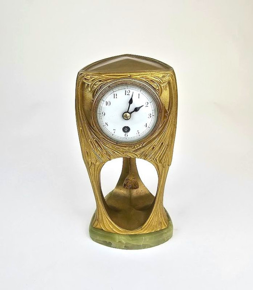 Art Nouveau Pendulum In Gilt Bronze "aux Pins"